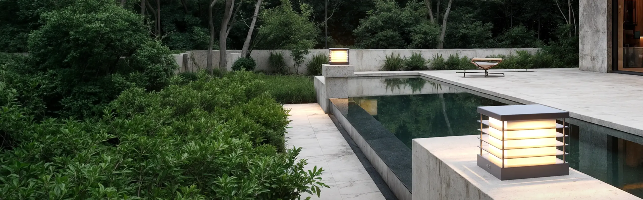 Akşam vakti modern bir evde havuz kenarını aydınlatan Fonelight kapı/baba armatürleri